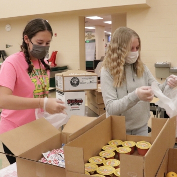 Service Learning Class Packs Lunches